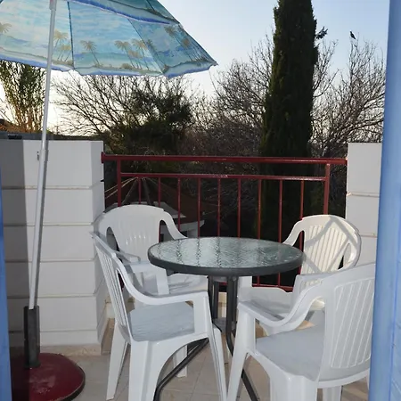 Mia's Cove 파포스